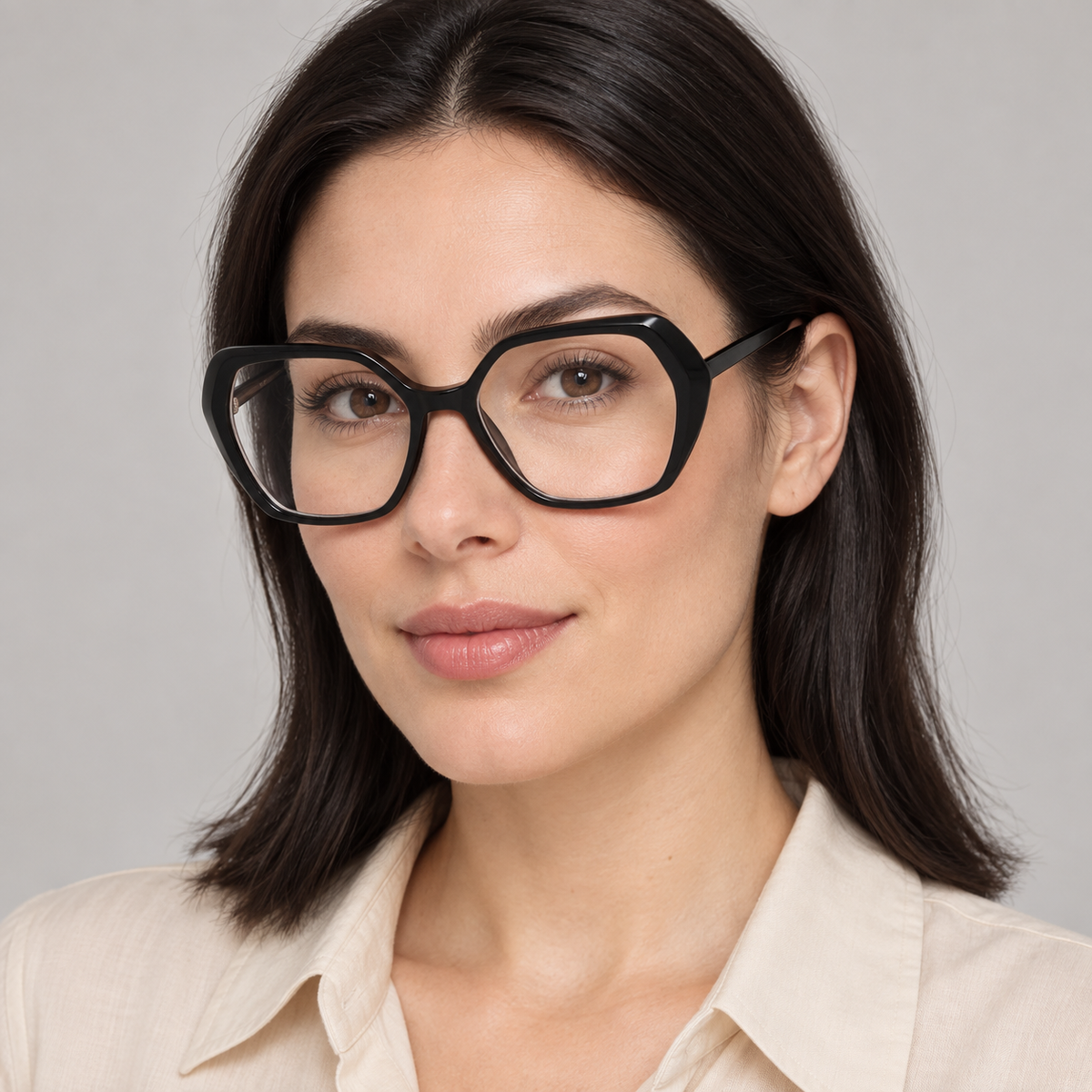 Diane Noir porté par un mannequin femme – simulation IA