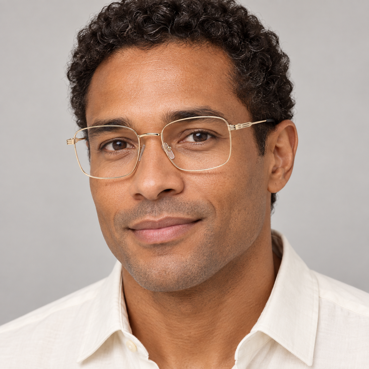 Arthur Or porté par un mannequin homme – simulation IA