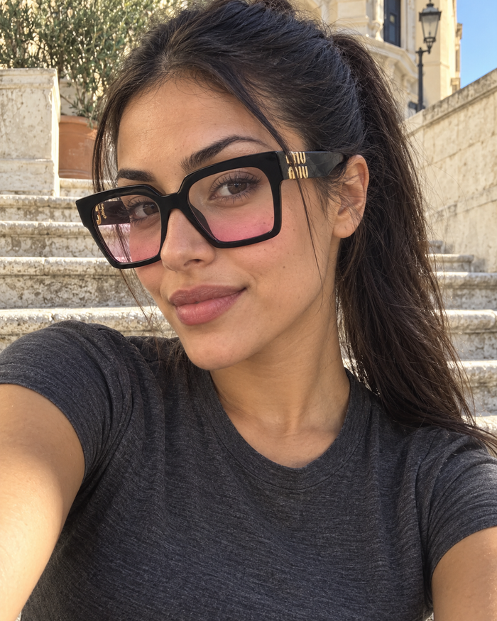 Miu Miu MU 04UV – Noir – lunettes effet blush en extérieur, modèle virtuel