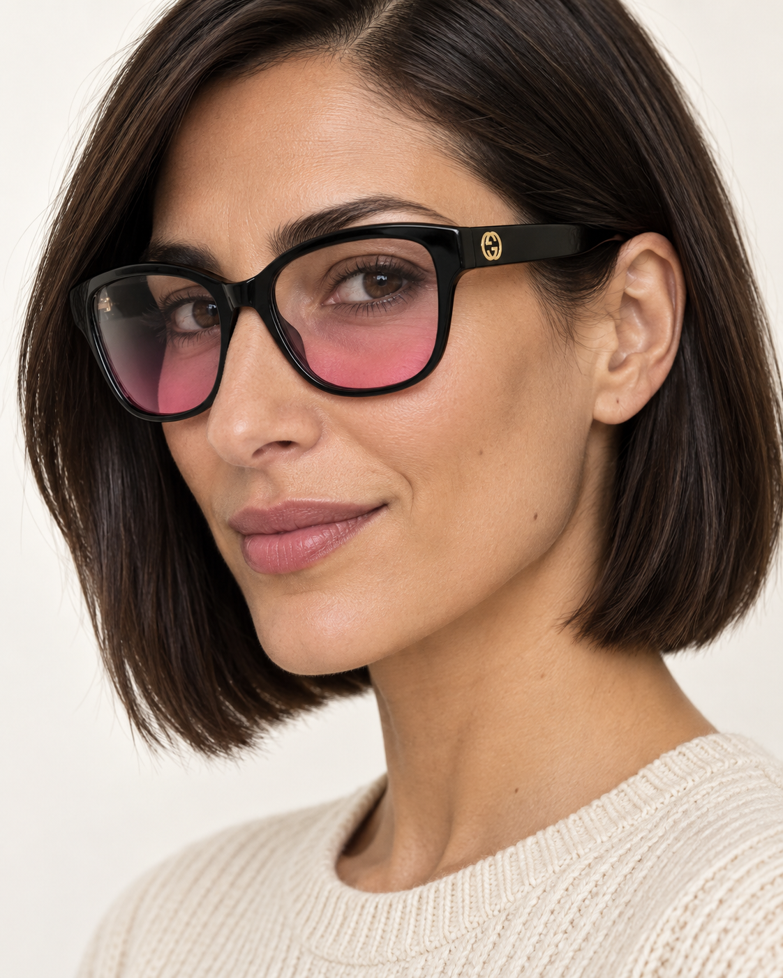 Gucci GG1340O – Noir 001 – effet blush porté par un modèle virtuel