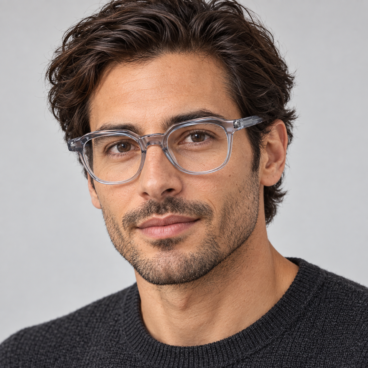 Hercule Gris cristal porté par un mannequin homme – simulation IA